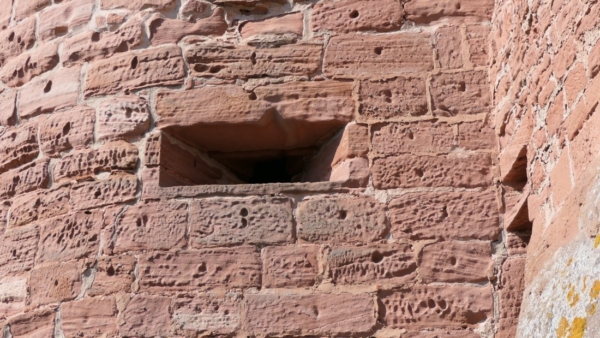 Im zweiten Geschoss des Südturms befindet sich eine Querscharte mit 100 x 40cm ohne Lüftungsschlitz für eine Pulverhandwaffe. Querrechteckige Scharte im 2. Geschoss des Südturms von Altdahn