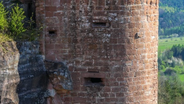 Drei Scharten für Kleingeschütz und Pulverhandwaffen im Südturm von Altdahn Schießscharten im Südturm von Altdahn