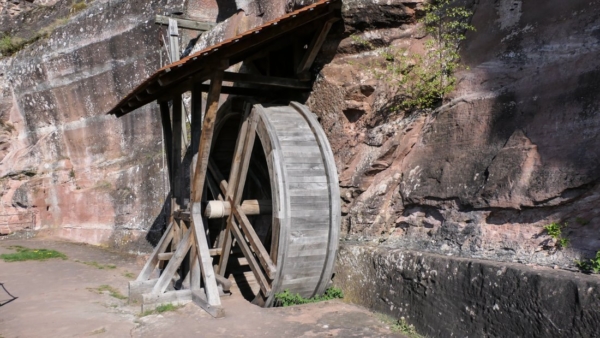 Replik eines Tretrad-Baukranes auf Burg Altdahn Replik eines Holzkranes mit Laufrad auf Burg Altdahn