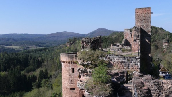 Der Südturm ist schwächer als der Nordturm. Er ist aus glatt gehauenen Quadern aufgemauert und trägt oben einem einfachen Rundbogenfries. Zur Ost- und Westseite sind Schießscharten eingearbeitet. Reste der Oberburg von Altdahn mit flankierenden Türmen