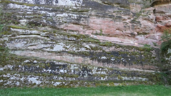 Reste der Unterburg mit Wasserrinne am Ostfelsen von Altdahn