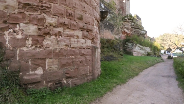 Kragsteine und Türgewände auf der Südseite des Nordturms belegen, dass sich hier einst ein Zugangstor mit Wehrgang befand, welches den Weg in die nördliche Unterburg sicherte. Ehemaliger Eingang zur nördlichen Unterburg