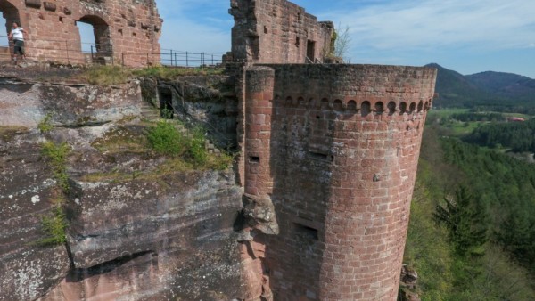 Dieser Turm zeichnet sich durch ein Mauerwerk aus glatt gehauenen Quadern mit einfachen Schießscharten und einem einfachen Rundbogenfries als Abschluss aus. Schießscharten auf der Westseite des Südturms