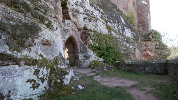 Ein schmaler Zwinger mit erneuerter Außenmauer schließt sich hinter dem nördlichen Torturm an. Er führt zum inneren Burgtor zwischen Ost- und Westfels von Altdahn. Schmaler Zwinger hinter dem Nordturm mit innerem Burgtor