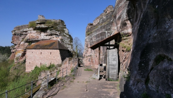 Südliche Terrasse der Unterburg mit Riegelmauer zu Grafendahn