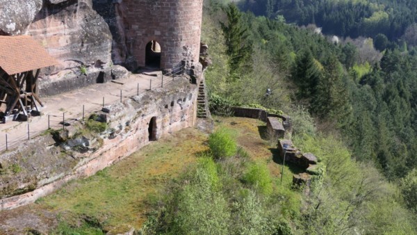 Drei Terrassen unterhalb des Südfelsens trugen die schmale Unterburg von Altdahn. Südterrasse mit Unterburg von Altdahn unterhalb des Südturmes