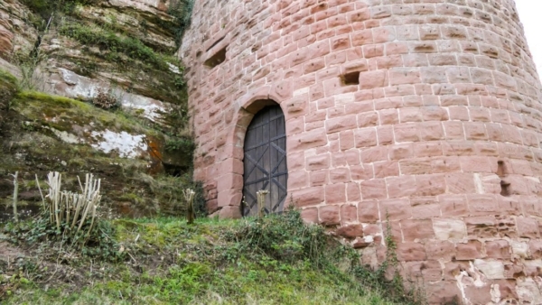 Torturm von Altdahn mit Schießscharte für Handwaffe Torturm von Altdahn mit Schießscharte für Handwaffe