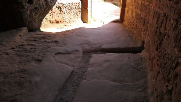 Im Südturm auf dem Boden gibt es herausgehauene Rinnen, die darauf hindeuten, dass Regenwasser in Zisternen abgeleitet wurde. Torweg mit Wasserrinne im südlichen Torturm
