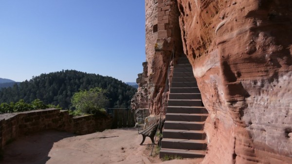 Eine moderne Betontreppe verbindet heute die Oberburg mit dem Burghof. Treppenaufgang zur Oberburg von Altdahn am Südturm