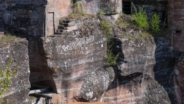 Nach einem Felssturz 1820 wurde eine trichterförmige Vertiefung im Fels sichtbar, vermutlich handelt es sich um eine Zisterne. Durch Felssturz sichtbar gewordene Tankzisterne im Westfelsen von Altdahn