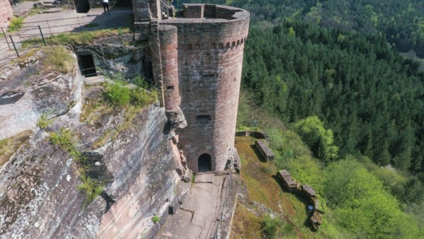 Der Südturm ist aus glatt gehauenen Quadern aufgemauert und besitzt einfache Schießscharten und einem einfachen Rundbogenfries als Abschluss. Auf der Dachebene, die vermutlich überdacht war, befinden sich Scharten für schwere Schlangengeschütze. Viergeschossiger Südturm und Terrassen der Unterburg