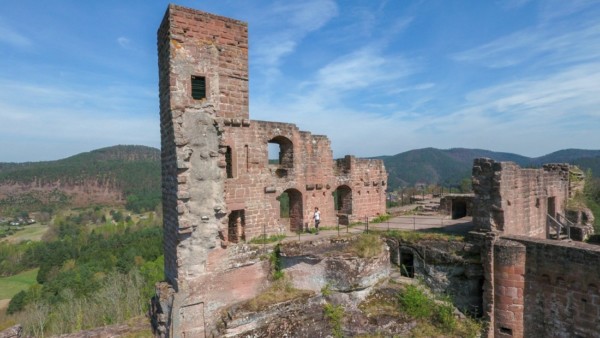 Der Turm ist jedenfalls kein Bergfried, dafür ist der Westturm von Altdahn viel zu klein und wenig wehrhaft. Mauerreste auf der Nordseite des Altdahner Westfelsens