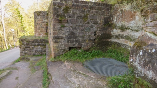 Rund aufgemauerte Zisterne im Schutze einer Sperrmauer Zisterne