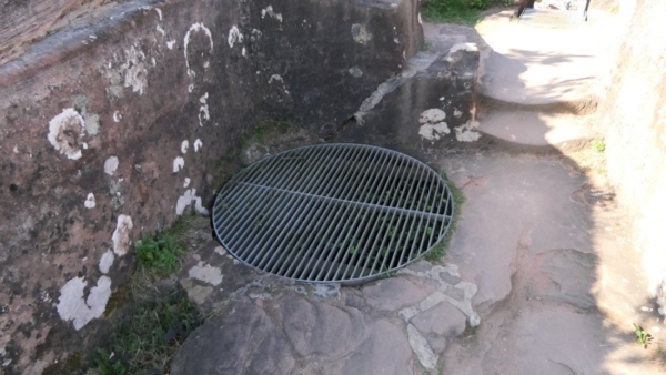 Zisterne zwischen Ostfelsen und Nordturm