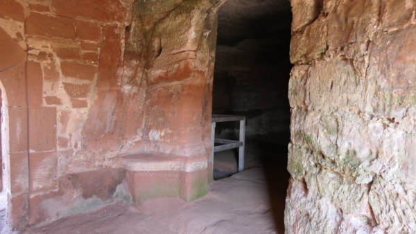 Zugang zur Felsenkammer neben dem südlichen Torturm Zugang von der Torhalle zur Felsenkammer im südlichen Torturm