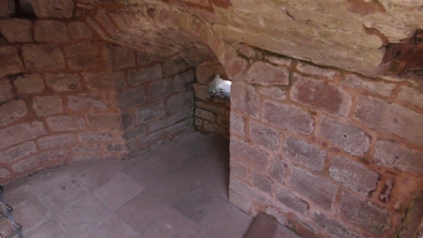 Geschützstand auf der dritten Ebene des Nordturms von Altdahn Östlicher Geschützstand auf der dritten Ebene des Nordturms von Altdahn