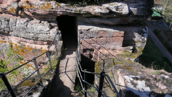 Überbrückte Felsspalte vom Ost- auf den Westfelsen von Altdahn Überbrückte Felsspalte vom Ost- auf den Westfelsen von Altdahn