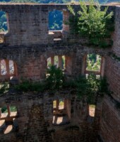 Frankenstein: Große Fenster mit Sitznischen im Leiningischen Saalbau