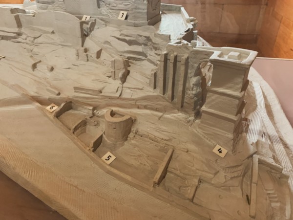 Das im Palasuntergeschoss des Trifels ausgestellte Modell zeigt den Zustand der Burg Trifels nach Abschluss der Ausgrabungen im Jahr 1937 durch Friedrich Sprater. Ausgrabungsmodell der Burg Trifels 1937
