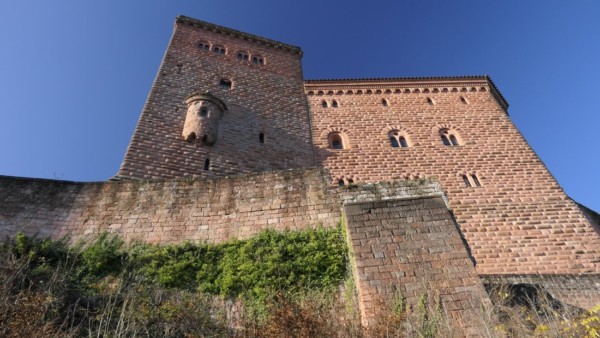 Eine Anfang der 1950er Jahre direkt hinter dem oberen Tor in der Ostwand eingefügte Pförtnerloge wurde in den 1970er Jahren rückwärtig vergrößert so dass der rechteckige Ausbau im Bildvordergrund wie ein massiver Strebepfeiler wirkt. Auskragende neuzeitliche Pförtnerloge hinter dem Oberen Burgtor