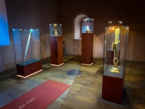Zu Beginn des staufischen Zeitalters 1125 wurde der Trifels Verwahrort der Reichskleinodien. Im Hauptturm werden Nachbildungen derselben präsentiert. Die Reichskleinodien und -insignien galten als der bedeutendste Schatz des deutschen Mittelalters und waren für die Legitimation der Könige als rechtmäßige Herrscher von überragender Bedeutung und Symbolkraft. Zu Beginn des staufischen Zeitalters wurde der Trifels Verwahrort. Im Hauptturm werden Nachbildungen der bekanntesten Reichskleinodien präsentiert. Die Originale befinden sich in der Schatzkammer der Wiener Hofburg aufbewahrt. Burg Trifels nahm als Aufbewahrungsort der Reichskleinodien zur Staufzeit eine herausragende Rolle ein.
