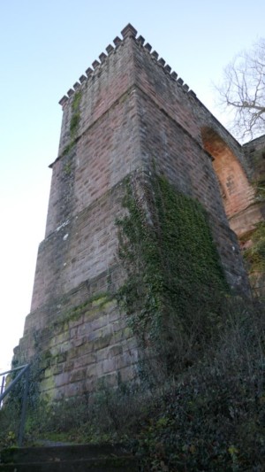 Der stauferzeitliche Brunnenturm ist komplett mit Buckelquadermauerwerk verblendet. Deutlich kann man die Buckelquader des 19. Jahrhunderts mit ihren schmalen Randschlägen von den staufischen Buckelquadern mit breiterem Randschlag unterscheiden. Buckelquader des Brunnenturms des 19. Jahrhunderts