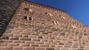 Der Palasbau wurde nach den Plänen des Architekten Rudolf Esterer in den Jahren nach 1938-1946 neu errichtet. Nur geringe Reste der stauferzeitlichen Grundmauern mit einem Rundbogenportal sind erhalten. Seine Außenmauern wurden durchgehend mit kissenförmigen Buckelquadern verkleidet, wobei der Bereich unterhalb der Fenster lediglich eine Ummantelung des Burgfelsens sind. Die Außenmauern des Palas wurden durchgehend mit kissenförmigen Buckelquadern verkleidet