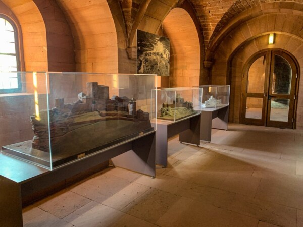 Im Palasuntergeschoss sind mehrere Burgmodelle des Trifels ausgestellt. Burgmodelle des Trifels in der Dauerausstellung