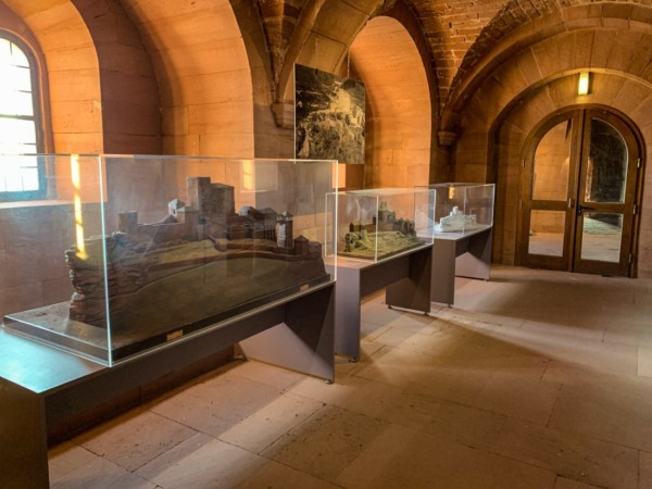 Im Palasuntergeschoss sind mehrere Burgmodelle des Trifels ausgestellt. Burgmodelle des Trifels in der Dauerausstellung