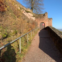 Der Burgweg endet vor dem Unteren Burgtor mit dem Kassenhäuschen. Der Burgweg zum Trifels endet am unteren Burgtor