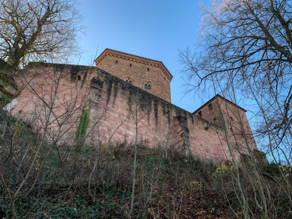 Die Ringmauer auf der Nordseite ist eine Erneuerung der Jahre 1973/74, die aufgrund eines Einsturzes der spätmittelalterlichen Ringmauer in diesem Bereich erforderlich wurde. Die Strebepfeiler wurde als Eisenbetonkonstruktion neu errichtet und mit Quadern verkleidet. 1973/74 erneuerte Ringmauer auf der Nordseite mit Strebepfeilern