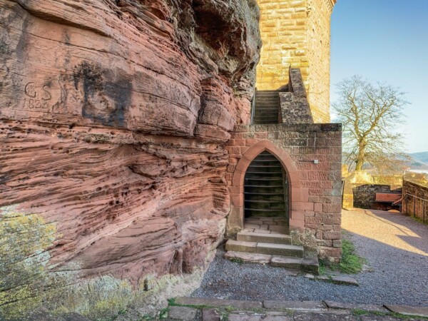 Der Zugang zur Kernburg erfolgt über eine neue Treppe auf der Ostseite, die parallel zum Felsen verläuft. Sie nimmt den Platz und die Form einer Vorgängerin ein, die in nachstaufischer Zeit angelegt worden war. Auch das Spitzbogenportal ist neu. Die Treppe trifft nach einem kleinen Absatz an der südlichen Turmwand auf den sog. "Kleinen Hof". Durch ein neuzeitliches Spitzbogenportal gelangt man auf einer erneuerten Treppe zur Kernburg