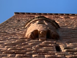 Der Kapellenerker kragt rundbogig aus der Ostfassade des Hauptturms heraus. Er wird von drei Konsolen getragen, die jeweils mit einer Kopfmaske verziert sind. Unterhalb des Erkers erhellt ein kleineres Rundbogenfenster das Turminnere. Der Kapellenerker kragt rundbogig aus der Ostfassade des Hauptturms heraus.