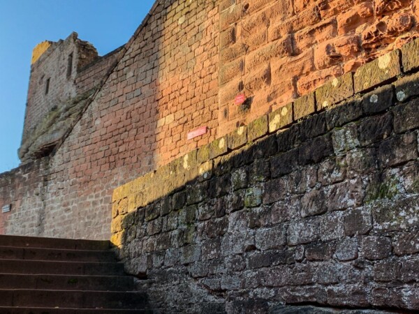 Die spƤtmittelalterliche Ringmauer endet unterhalb der Ostwand des stauferzeitlichen Hauptturmes, wo der heutige Treppenaufgang im ƶstlichen Burghof endet. Sie wurde in den 1960er Jahren erneuert. Der dahinter schrƤg aufwƤrts verlaufende Mauerzug verdeckt den Aufgang zum Portal des Hauptturmes und ist neuzeitlich. SpƤtmittelalterliche Ringmauer