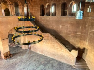 Eine monumentale Freitreppe führt vom Kaisersaal auf die Empore. Ein tonnengewölbter Gang mit Trippelarkaden führt um den gesamten Saal herum. Eine monumentale neuzeitliche Treppe verbindet den Kaisersaal mit der Empore