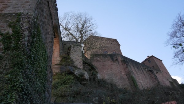Der Mauerzug mit Buckelquadern an der Bogenbrücke stammt noch aus der Stauferzeit. Rechts schließt sich ein von Strebepfeilern gestützer Mauerzug an, der als Neubau erst 1973/74 errichtet wurde und an dieser Stelle die eingestürzte spätmittelalterliche Ringmauer ersetzte. Ringmauer im Norden