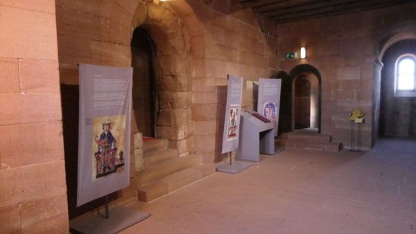 Im Zuge des Palasneubaus 1938 wurde der Nordmauer des Hauptturmes eine zweite Wand vorgeblendet (Abb. links), die aus glatt behauenen Steinen mittlerer Größe besteht. Durch das stauferzeitlichen Rundbogenportal gelangt man in den Raum, in dem die Nachbildungen der Reichskleinodien ausgestellt werden. Durchgang zum Ausstellungsraum er Rreichsinsignien