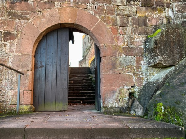 Ungefähr auf halber Strecke des Treppenaufgangs zur Oberburg befindet sich ein weiteres großes Rundbogentor. Eine eingemeißelte Jahreszahl 1569 markiert die vermutlich letzte umfangreichere Baumaßnahme am Tor. Der Rundbogen und die aufliegende Wand sind, wie beim unteren Tor, ein Rekonstruktionsversuch der
frühen 1950er Jahre. Ds obere rundbogige Burgtor entstand in mehreren Bauphasen.