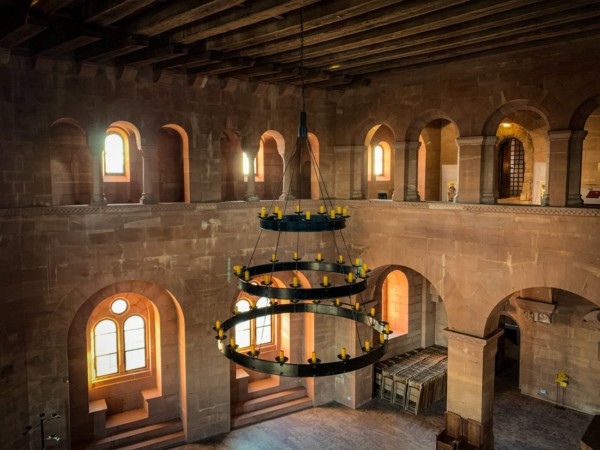 Auf der Ostseite des großen Saales sind zwei große, doppelt gestufte Rundbogennischen mit Sitzbänken eingelassen. Die Nischen werden jeweils durch zwei gekuppelte Rundbogenfenster mit Okulus belichtet. Ostseite des großen Saales hat mehrere Rundbogennischen mit Sitzbänken