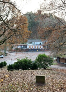Der Burgbesucher stellt sein Auto auf dem kostenpflichtigen Parkplatz unterhalb der Burgen ab. Links von der Gaststätte beginnt der Burgweg zur Scharfenberg und der Anebos. Großer Parkplatz "Schloßäcker" unterhalb des Trifels