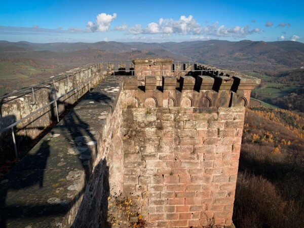 Die Quaderverblendungen und der zierliche Zinnenkranz mit dem Rundbodenfries sind Bauergänzungen von 1882. Auch die 6 m lange, steinerne Verbindungsbrücke zwischen dem vorspringenden Felsplateau am Nordhof und dem Brunnenturm wurde in dieser Zeit wiederhergestellt. Konsolen am Turm legen den Schluss nahe, dass die Verbindungsbrücke zur Zeitpunkt ihrer Errichtung in der Stauferzeit noch eine Holzkonstruktion war, die später einer Steinkonstruktion weichen musste. Blick vom Burghof auf die Plattform des Brunnenturmes