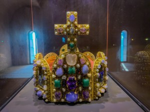 Die Reichskrone ist die Krone der Könige und Kaiser des Heiligen Römischen Reiches seit dem Hochmittelalter. Die meisten römisch-deutschen Könige seit Konrad II. wurden mit ihr gekrönt. Die Stirnplatte ist mit einer Breite von 11,2 cm und einer Höhe von 14,9 cm die größte der acht Platten. Die Reichskrone war der wichtigste Teil der Reichskleinodien. Bei der Krönung wurde sie zusammen mit dem Zepter und dem Reichsapfel an den neuen König übergeben.