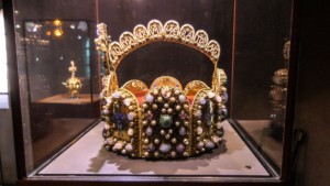 Die Reichskrone ist die Krone der Könige und Kaiser des Heiligen Römischen Reiches seit dem Hochmittelalter. Die meisten römisch-deutschen Könige seit Konrad II. wurden mit ihr gekrönt. Sie gehört zum Typus der mittelalterlichen Bügelkronen. Sie hat eine besondere Gestalt. Die Krone ist nicht rund, sondern achteckig. Die acht oben abgerundeten Platten durch Scharniere miteinander verbunden und aus gediegenem Gold, von Perlen und Edelsteinen durchsetzt. Der für Kaiserkronen typische Bügel überspannt den gesamten Kronenkörper und verbindet die vergrößerte Stirnplatte mit der Nackenplatte. Das Gewicht der Krone beträgt ca. 3,5 kg Die Reichskrone war der wichtigste Teil der Reichskleinodien. Bei der Krönung wurde sie zusammen mit dem Zepter und dem Reichsapfel an den neuen König übergeben.