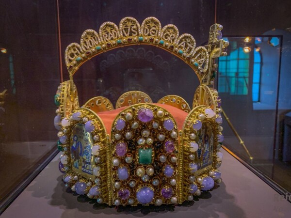 Die Reichskrone ist die Krone der Kƶnige und Die Reichskrone ist die Krone der Kƶnige und Kaiser des Heiligen Rƶmischen Reiches seit dem Hochmittelalter. Die meisten rƶmisch-deutschen Kƶnige seit Konrad II. wurden mit ihr gekrƶnt. Sie gehƶrt zum Typus der mittelalterlichen Bügelkronen. Sie hat eine besondere Gestalt. Die Krone ist nicht rund, sondern achteckig. Die acht oben abgerundeten Platten durch Scharniere miteinander verbunden und aus gediegenem Gold, von Perlen und Edelsteinen durchsetzt. Der für Kaiserkronen typische Bügel überspannt den gesamten Kronenkƶrper und verbindet die vergrƶĆerte Stirnplatte mit der Nackenplatte. Das Gewicht der Krone betrƤgt ca. 3,5 kg Die Reichskrone war der wichtigste Teil der Reichskleinodien. Bei der Krƶnung wurde sie zusammen mit dem Zepter und dem Reichsapfel an den neuen Kƶnig übergeben.