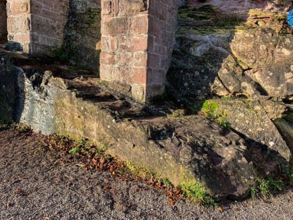 Als die Mauer zwischen dem unteren Torturm und der Nordseite des Burgfelsens mit hohen Strebepfeiler vor Abrutschen am Hang abgestützt werden musste, hat man dabei den stauferzeitlichen Treppenweg überbaut. Nur noch Reste der Treppenstufen sind vereinzelt im Fels zu erkennen. Reste des stauferzeitlichen Treppenaufgangs zur Oberburg