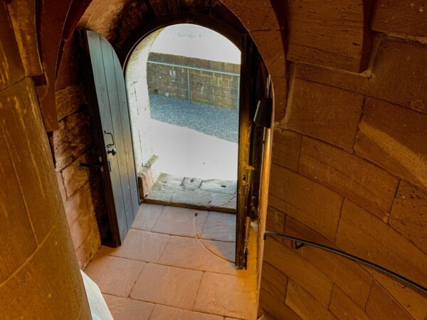 Das 1938 erneuerte Portal an der Nordostecke des Palas diente zur Stauferzeit nur als Zugang zu einem kellerartigen Raum des Palas. Seit dem Neubau des Palas nach den Plänen Esterers erreicht man durch die Pforte das Palasuntergeschoss und über eine Treppe auch den Kaisersaal im zweiten Palasgeschoss. Rundbogenpforte an der Nordostseite des Palas (Innensicht)