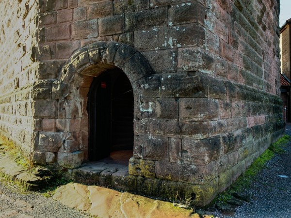 In staufischer Zeit diente diese Pforte als Zugang zu einem kellerartigen Raum des Palas, wo sich einst die Burgküche mit einer runden Zisterne befunden hatte. Durch das Rundbogenportal gelangte man in den Keller, wo sich einst die Küche mit einer runden Zisterne befand.