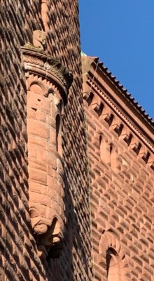 Die Ostfassade des stauferzeitlichen Hauptturmes verfügt mit dem rundbogig vorkragenden Kapellenerker ein herausragendes Bauelement. Getragen wird der Erker von drei Konsolen, deren Unterseiten jeweils mit einer Kopfmaske verziert sind. Auch das reich gegliederten Gesims unter einem steinernen Kegeldach sind Meisterstücke der zeitgenössischen Steinmetzarbeit.
Der Neubau des Palas weist ebenfalls formschöne Stilelemente auf. Nach oben wird der mit Buckelquadern ummantelte Palas durch einen Rundbogenfries auf Konsolen unter einem Zahnfries abgeschlossen. Die Schauseite des Trifels - Ostfassade von Hauptturm und Palas
