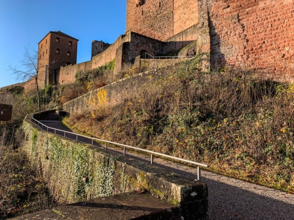Der ursprüngliche stauferzeitliche Aufgang hatte nur aus den in den Felsen gemeißelten Treppenstufen bestanden, möglicherweise durch eine Brüstungsmauer talseitig befestigt. Erst im Spätmittelalter wurde ein breiterer Torweg angelegt und mit zwei Toranlagen verstärkt. Spätmittelalterlicher Torweg löste den stauferzeitlichen Felstreppenaufgang ab
