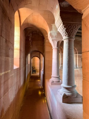 Das obere Palasgeschuss besitzt einen tonnengewölbten Laufgang mit Trippelarkaden, der um den gesamten Saal herumführt. Tonnengewölbter Laufgang mit Trippelarkaden im Obergeschoss des Palasbaus